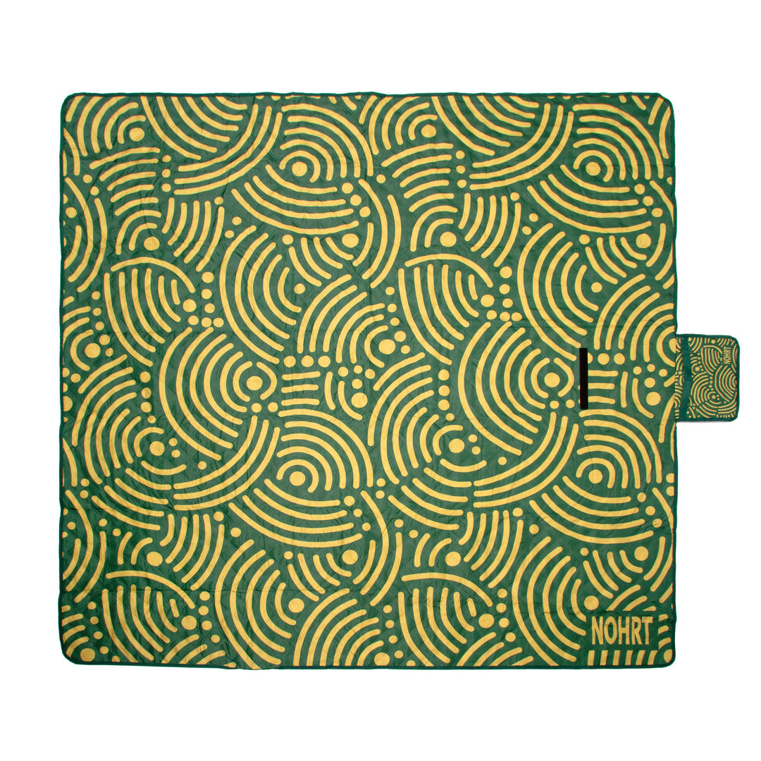 Detailed texture of the Arc blanket – unique arch design with premium stitching