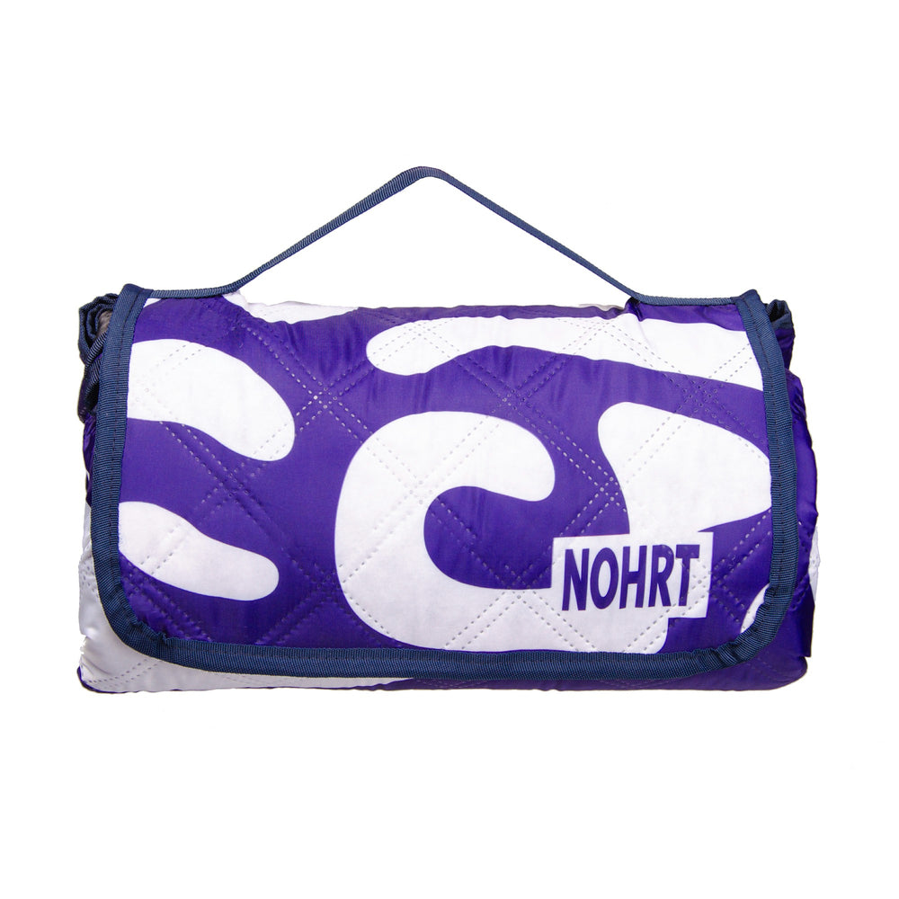 Folded NOHRT Flow blanket in travel-ready form – stylish and practical